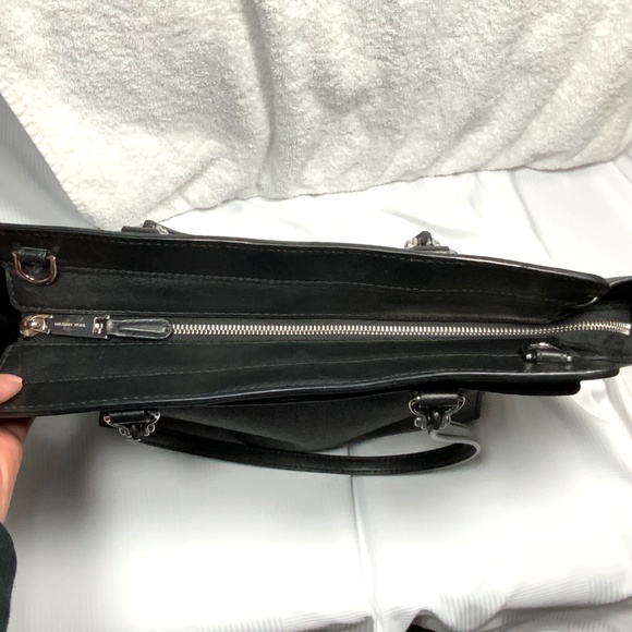 Michael Kors Signature Dee Dee Tote - Picture 5 of 16